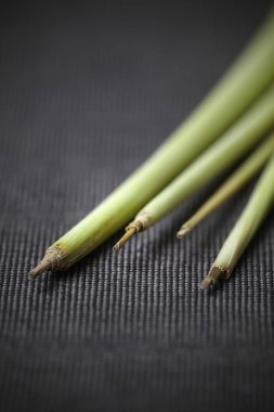 koyu arka plan üzerinde ham küçük limon otu yığını yakın çekim 