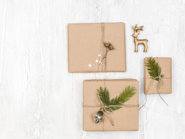 beyaz ahşap arka plan üzerinde noel dekorasyonlu karton kutular 