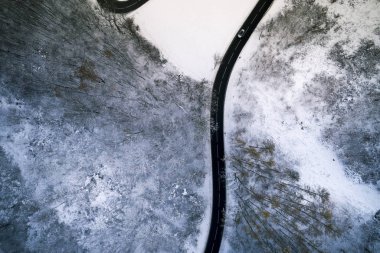 kış orman, dağ yolu havadan görünümü 