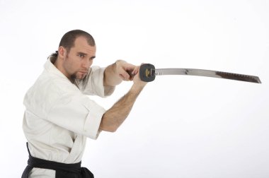 Kimono eğitimi almış ciddi bir erkek karate dövüşçüsü beyaz stüdyo arka planında izole edilmiş, dövüş sanatları konsepti. 