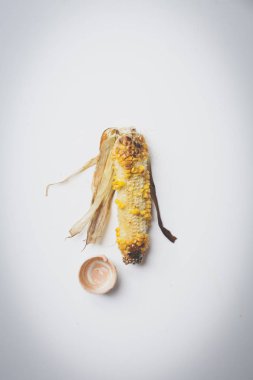 Beyaz arka plan üzerinde izole soslu ızgara Mısır yakın çekim 