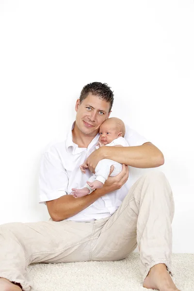 Πορτρέτο Του Πατέρα Κρατώντας Αξιολάτρευτο Μικρό Μωρό — Φωτογραφία Αρχείου