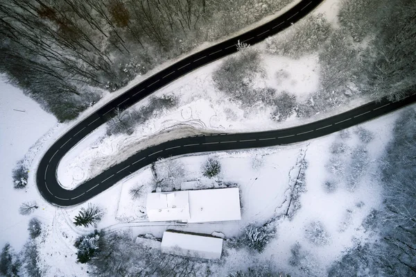 Вид Воздуха Горную Дорогу Зимнем Лесу — стоковое фото