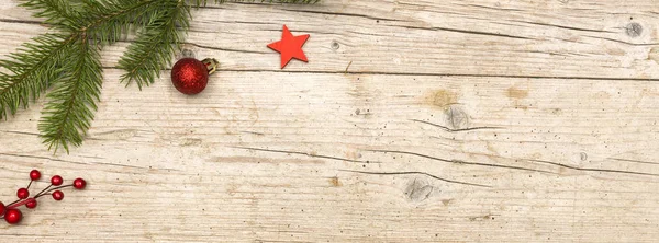 Зеленые Елки Ветви Декоративной Красной Звездой Безделушки Деревянном Фоне Рождественская — стоковое фото