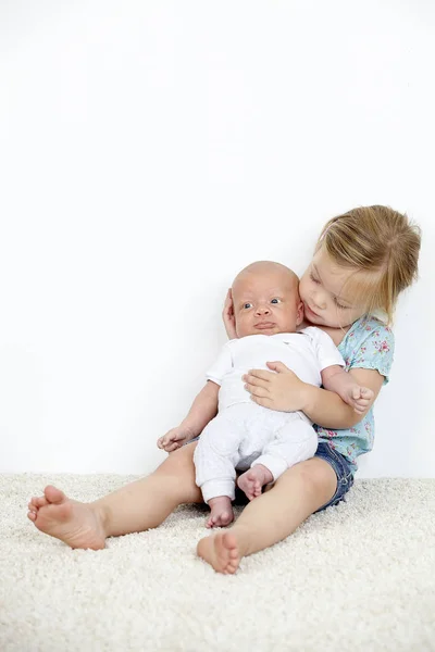 Retrato Adorável Menina Abraçando Seu Irmão Bebê — Fotografia de Stock