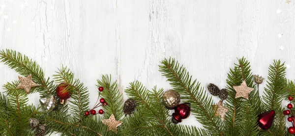 Πράσινο Χριστουγεννιάτικο Δέντρο Κλαδιά Μπαλάκια Και Κουκουνάρια Λευκό Ξύλινο Φόντο — Φωτογραφία Αρχείου