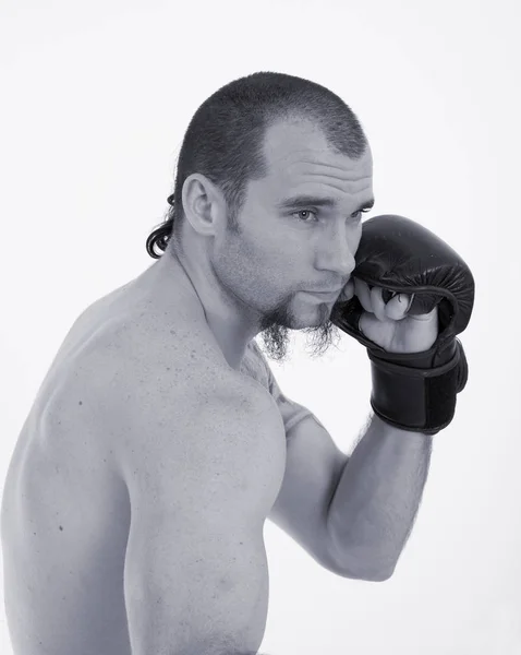 Atleta Sombrío Guantes Boxeo Posando Aislado Sobre Fondo Estudio Blanco — Foto de Stock