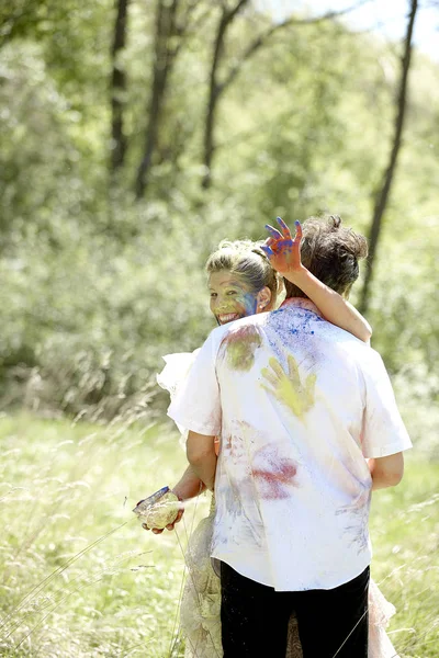 Junge Schöne Braut Und Bräutigam Buntem Holi Puder Verbringen Zeit — Stockfoto