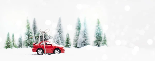 Minyatür Kırmızı Arabasıyla Karlı Kış Ormanı Noel Ağacı Hediyeler Taşıyor — Stok fotoğraf