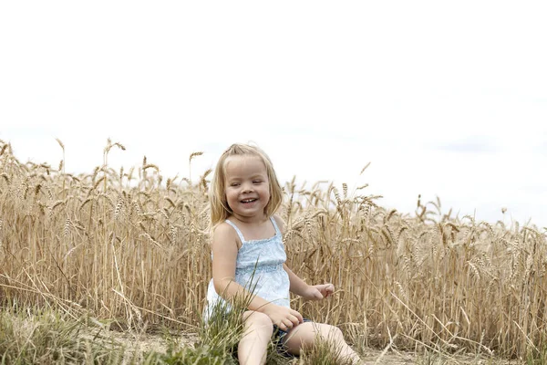 Blonde Mooie Meisje Plezier Tijdens Vergadering Gouden Tarwe Weide — Stockfoto