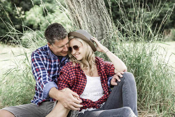 Felice Coppia Innamorata Coccole Mentre Seduto Vicino All Albero Nel — Foto Stock