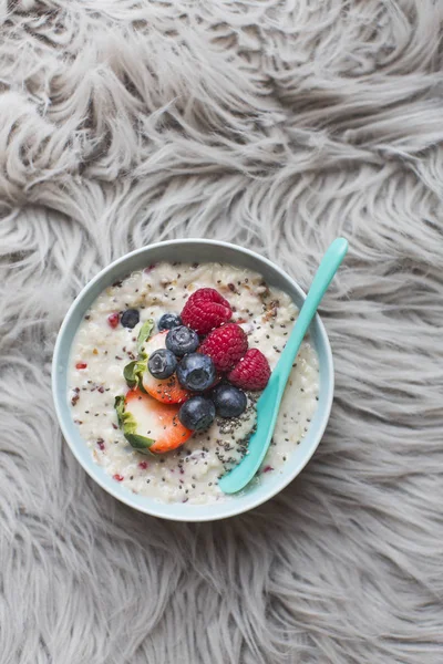 Oats Cereals Porridge Fresh Berries Grey Fur Background Top View — Stock Photo, Image