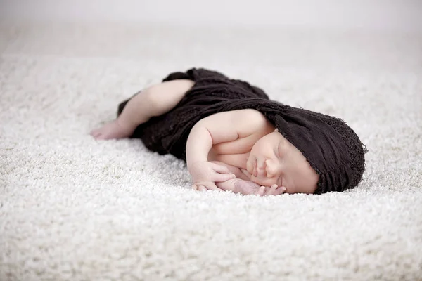 Bonito Semanas Recém Nascido Bebê Envolto Tecido Marrom Dormindo Coverlet — Fotografia de Stock