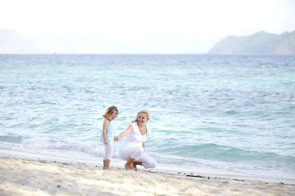 Giovane Donna Incinta Che Gioca Con Figlia Sulla Spiaggia Sabbia — Foto Stock