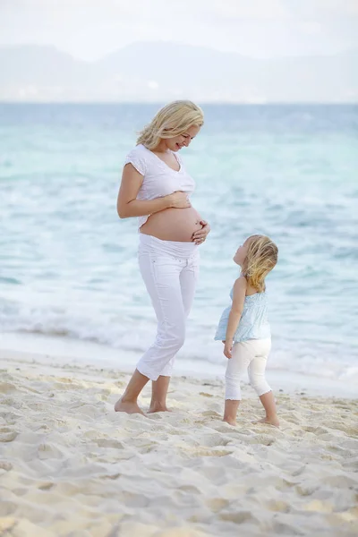 Young Pregnant Woman Playing Daughter Sandy Beach — Stock Photo, Image