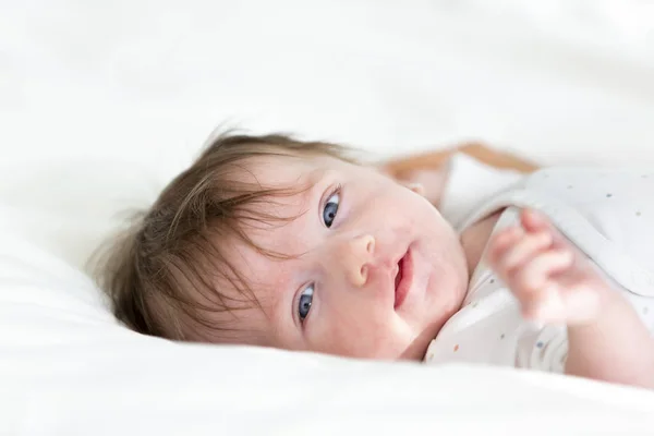 Bebê Bonito Com Corpo Pontilhado Está Deitado Cama — Fotografia de Stock