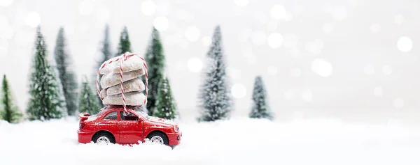 Minyatür Kırmızı Arabalı Noel Kurabiyeleri Taşıyan Karlı Kış Ormanı — Stok fotoğraf