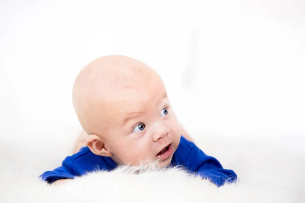 Mignon Petit Bébé Shirt Bleu Couché Sur Couverture Blanche — Photo