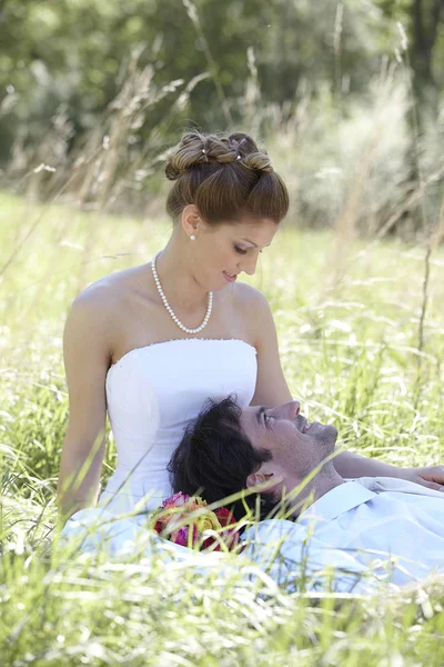 Junge Schöne Braut Und Bräutigam Verbringen Zeit Der Natur Zusammen — Stockfoto