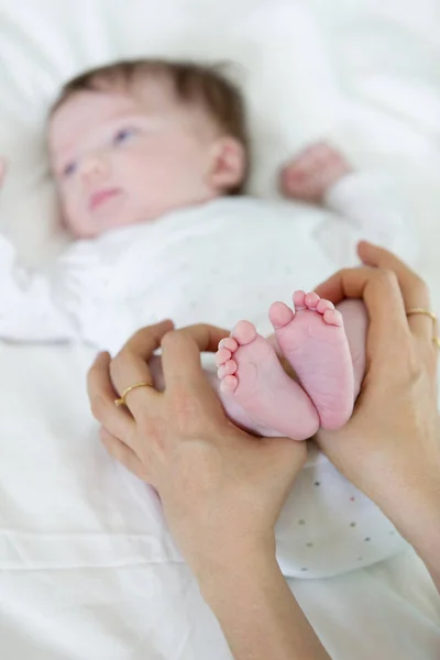 Mutter Hände Massieren Beine Des Kleinen Babys — Stockfoto