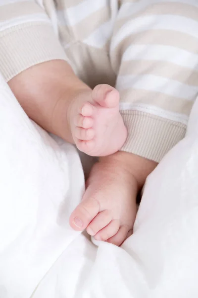Piernas Lindo Bebé Acostado Bata Blanca Vista Cerca —  Fotos de Stock