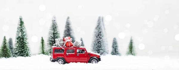 Minyatür Kırmızı Arabasıyla Karlı Kış Ormanı Noel Ağacı Hediyeler Taşıyor — Stok fotoğraf