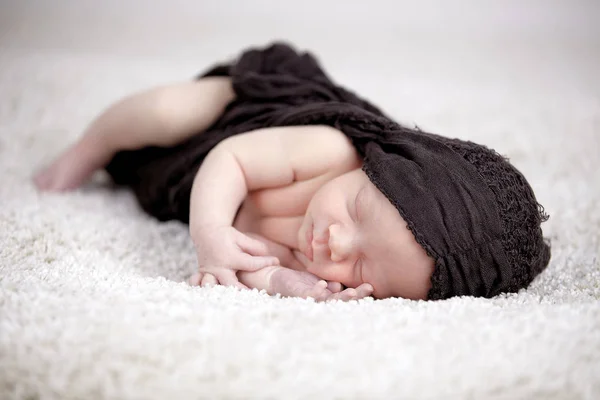 Bonito Semanas Recém Nascido Bebê Envolto Tecido Marrom Dormindo Coverlet — Fotografia de Stock