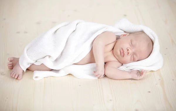 Carino Settimane Neonato Avvolto Tessuto Bianco Dormire Sfondo Legno — Foto Stock