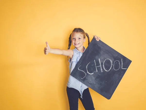 Blackboard Kelime Okul Ile Tutarak Başparmak Turuncu Arka Plan Üzerinde — Stok fotoğraf