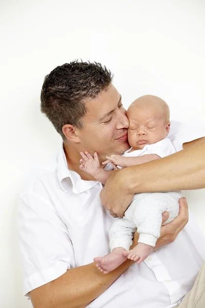 Retrato Del Padre Que Sostiene Bebé Pequeño Adorable —  Fotos de Stock