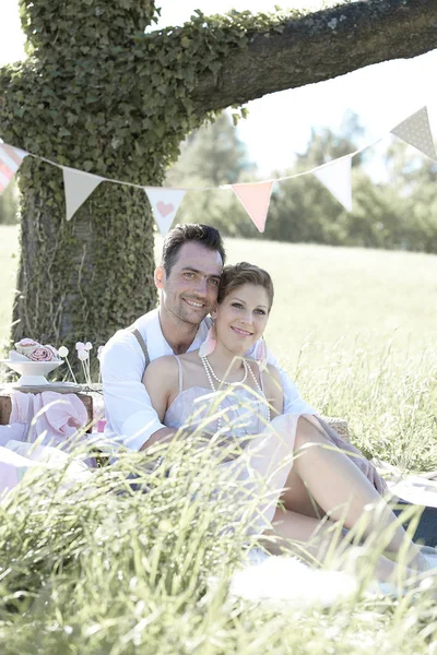 Junge Schöne Braut Und Bräutigam Verbringen Zeit Der Natur Zusammen — Stockfoto