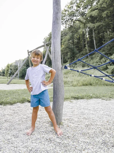 Blonder Junge Hat Spaß Beim Posieren Der Nähe Von Seilkletterplatz — Stockfoto