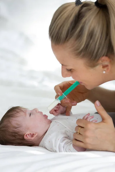 Hermosa Mujer Rubia Madre Médico Está Alimentando Medicamentos Para Bebés — Foto de Stock