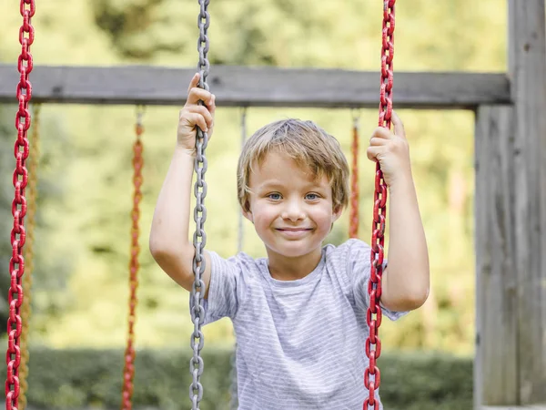 Blonder Junge Hat Spaß Beim Spielen Auf Affenschaukel Auf Spielplatz — Stockfoto