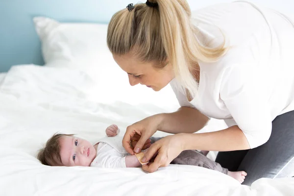 Μητέρα Γιατρός Νοσοκόμα Βάζει Ένα Γύψο Στο Χέρι Του Μωρού — Φωτογραφία Αρχείου