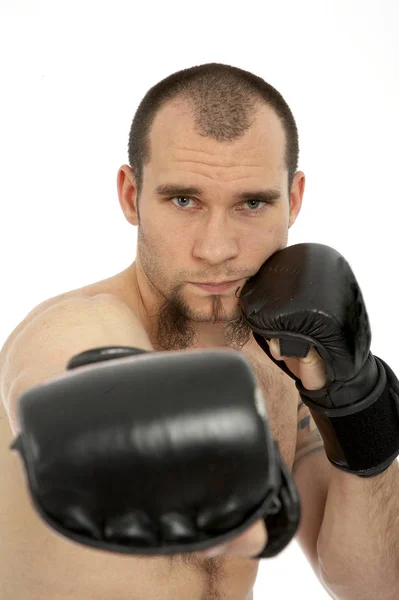 Atleta Sombrío Guantes Boxeo Posando Aislado Sobre Fondo Estudio Blanco —  Fotos de Stock