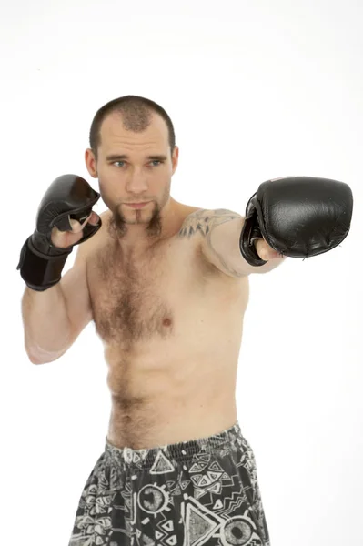 Atleta Sombrío Guantes Boxeo Posando Aislado Sobre Fondo Estudio Blanco — Foto de Stock