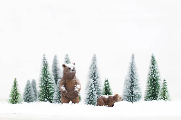 Karácsonyi Grizzly Medvék Játékok Havas Téli Erdőben Háttérben Karácsonyi Üdvözlőlap — Stock Fotó