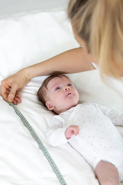 Baby Wird Von Mutter Arzt Frau Gemessen — Stockfoto