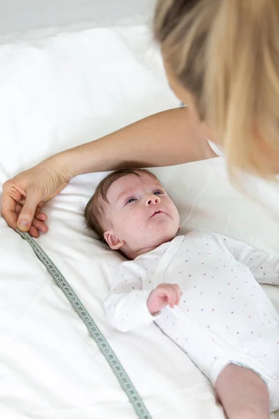 Bebê Está Sendo Medido Por Mãe Médico Mulher — Fotografia de Stock