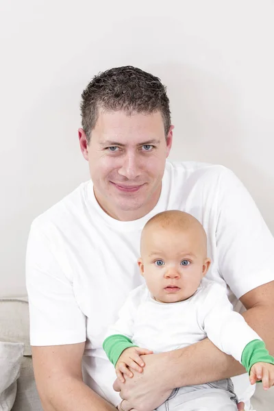 Retrato Bonito Adulto Homem Segurando Pouco Criança Branco — Fotografia de Stock