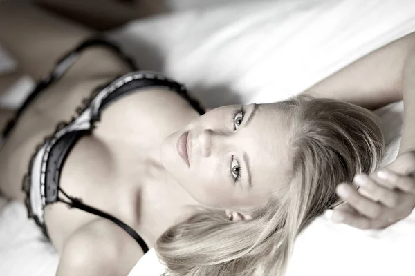 Jolie Femme Blonde Sous Vêtements Couché Dans Lit — Photo