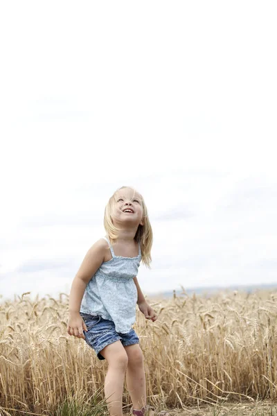 Blond Mooi Meisje Lopen Gouden Tarwe Weide — Stockfoto