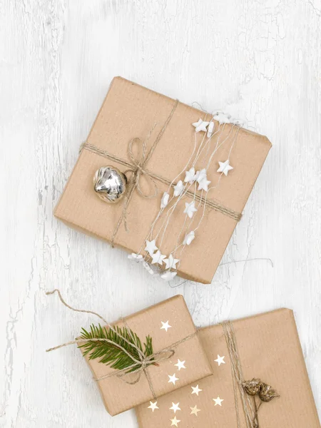 Caixas Papelão Com Decoração Natal Fundo Madeira Branca — Fotografia de Stock