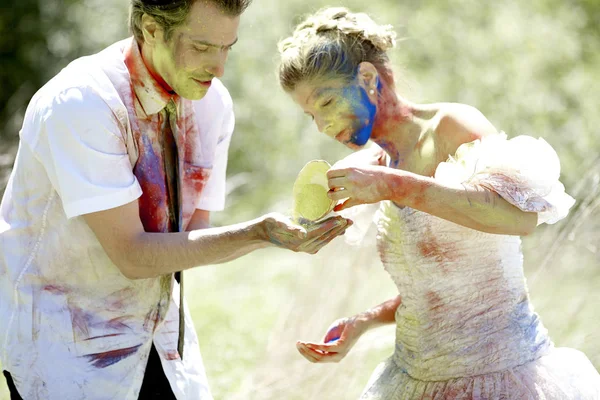 Joven Hermosa Novia Novia Polvo Holi Colorido Pasar Tiempo Juntos — Foto de Stock