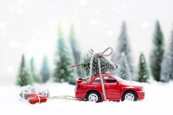 Foresta Neve Inverno Con Auto Rossa Miniatura Che Trasporta Albero — Foto Stock