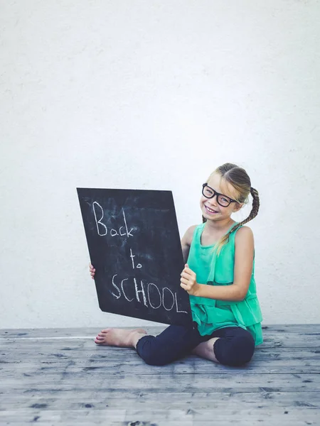 Blackboard Kelimelerle Okula Ayak Bağı Gözlük Ile Kız — Stok fotoğraf