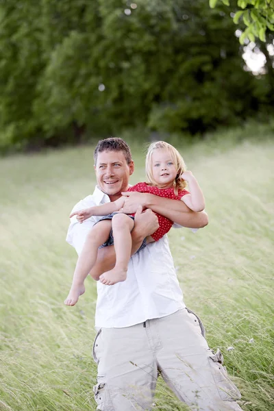 Porträt Von Vater Und Tochter Auf Der Grünen Wiese — Stockfoto