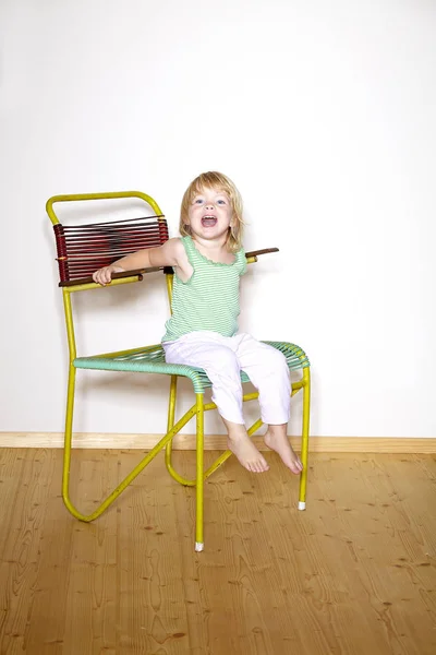 Evde Duvara Yakın Retro Sandalyede Oturan Güzel Sarışın Küçük Kız — Stok fotoğraf
