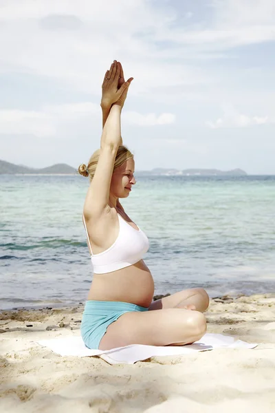Jeune Femme Enceinte Faisant Yoga Sur Plage Thaïlande — Photo